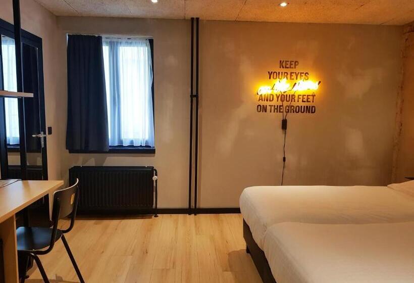 Номер Стандарт, Upstairs