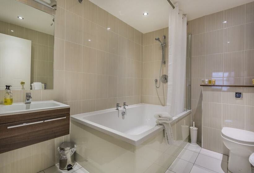 Номер Deluxe, The Admiral Rodney Hotel, Horncastle, Lincolnshire