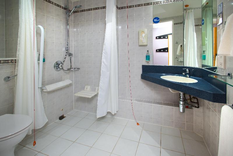 Номер Стандарт Адаптированный для Инвалидов, Holiday Inn Express Stafford, An Ihg