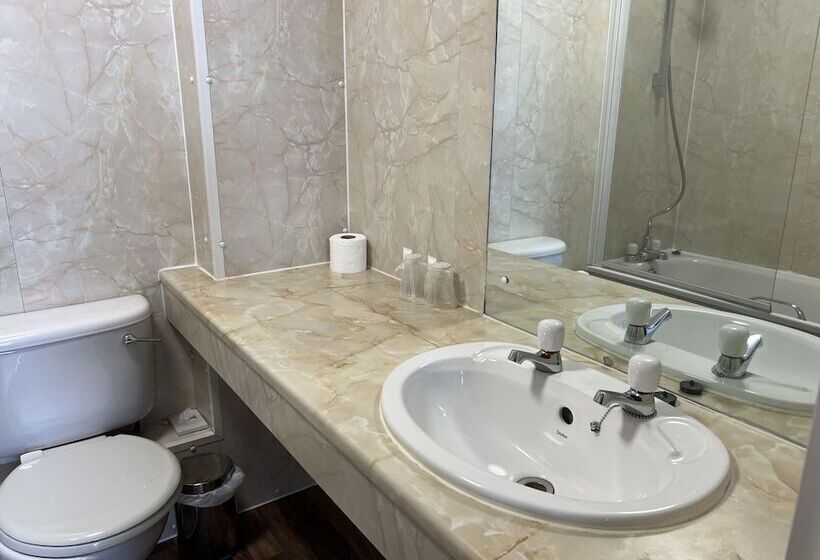 اتاق استاندارد سه نفره, Eliza House