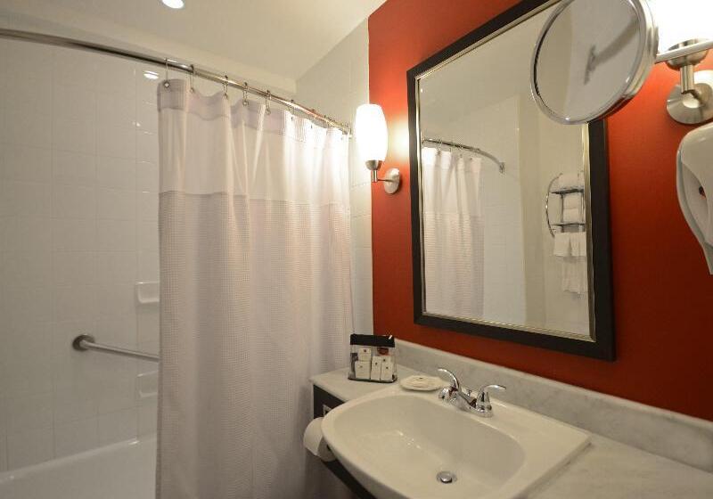 キングサイズベッドのエクゼクティブルーム, Armon Plaza Montreal Airpt, Trademark Collection By Wyndham