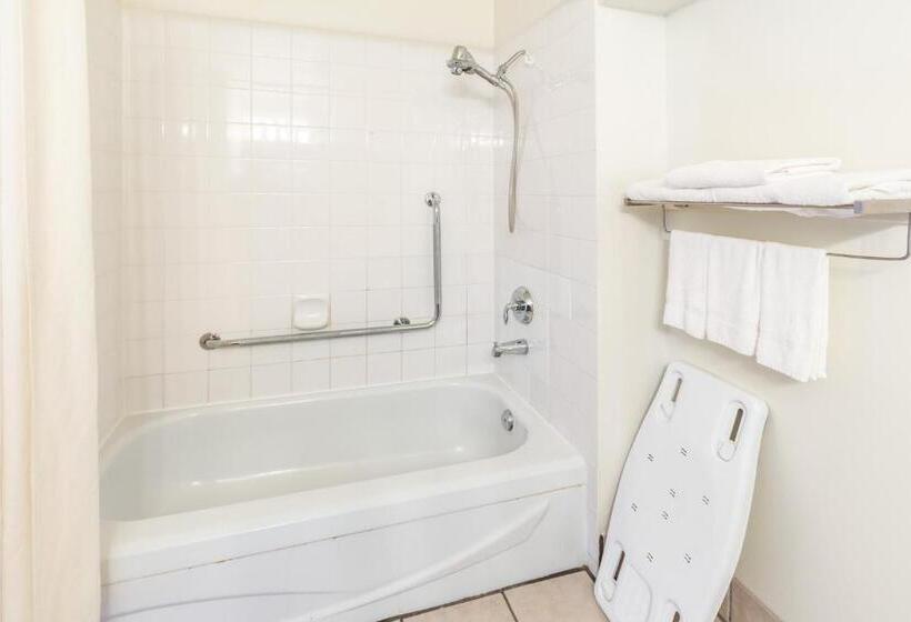 Номер Стандарт Адаптированный для Инвалидов, Howard Johnson By Wyndham Fort St. John