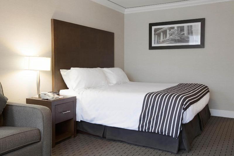 キングサイズベッドのスイートルーム, Sandman Hotel Vancouver Downtown