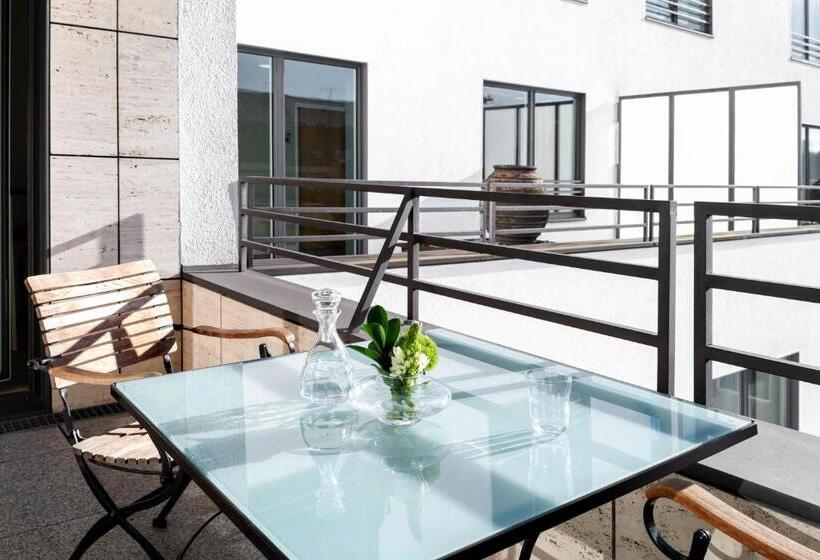 استودیوی استاندارد, The Mandala Suites