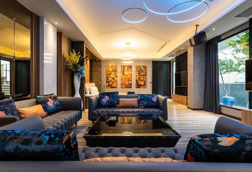 اتاق استاندارد با چشم‌انداز استخر, Aquarius Motel