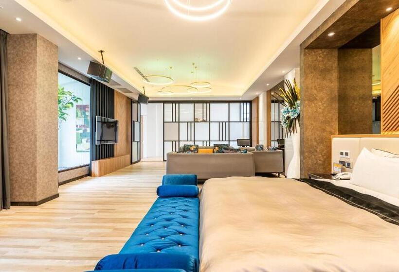 اتاق استاندارد با چشم‌انداز استخر, Aquarius Motel