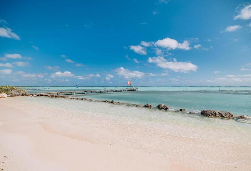 اتاق خانوادگی با چشم‌انداز دریا, Sorobon Luxury Beach Resort