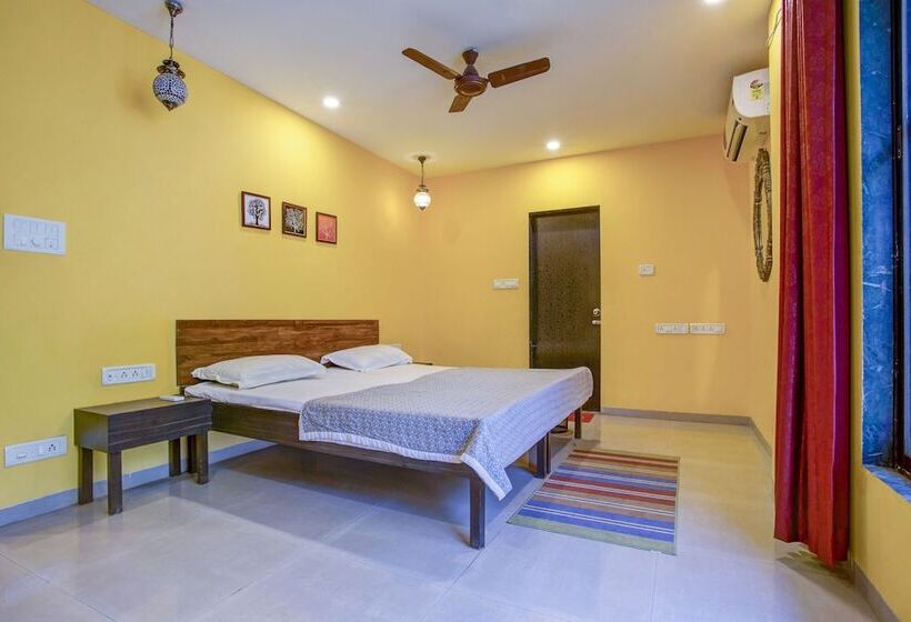 标准间带双人床, Pushp Vatika Resort & Lawns