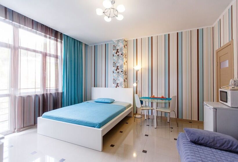 标准三人间, Amosov S House