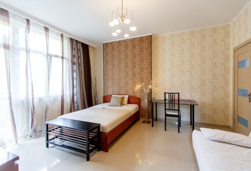 标准三人间, Amosov S House