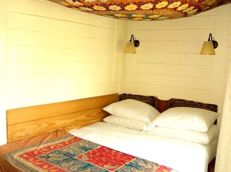 Basic Room, Empress Zoe