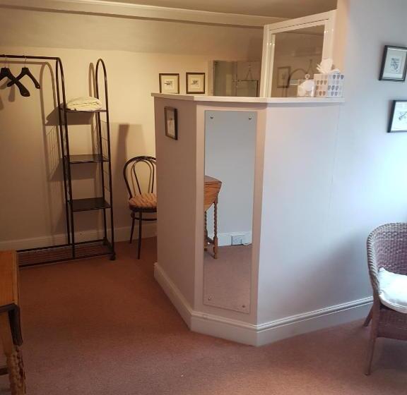 2 Bedrooms Suite Sea View, Lammas Park House