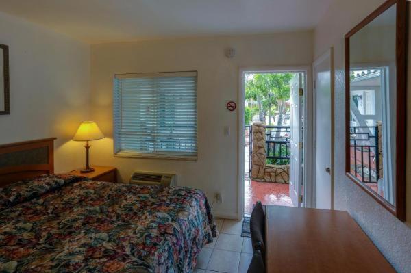 اتاق لوکس, Green Seas Motel