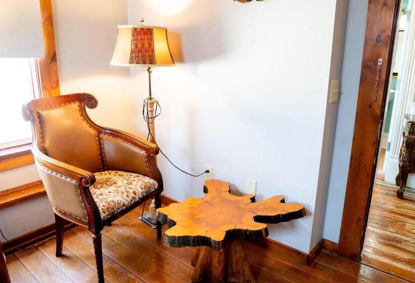 キャビン, Oakpak Inns   Enjoy All Inclusive Snack Beverages Wine & Beer During The Stay