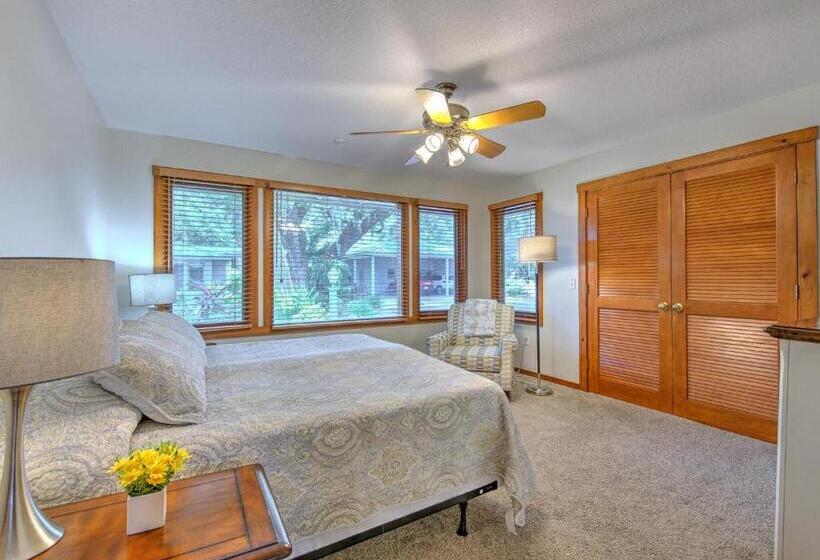 Standard room with outdoor bath, Riverbend Retreat   Fla