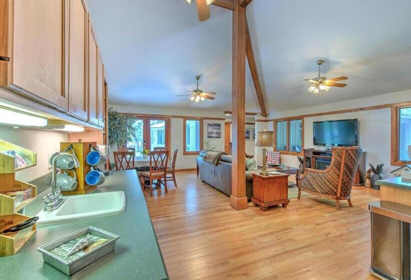 Standard room with outdoor bath, Riverbend Retreat   Fla