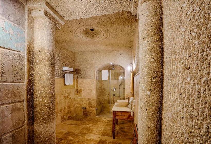 סוויטת ג'וניור, Design Cave