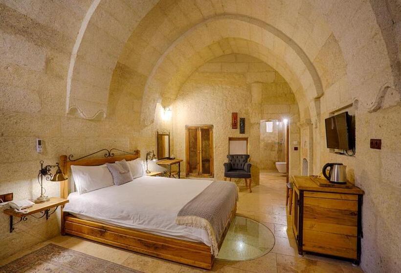 סוויטת ג'וניור, Design Cave