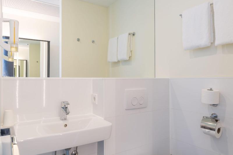 Номер Стандарт Трехместный, Maxhotel Amsterdam Airport Schiphol   Recently Renovated