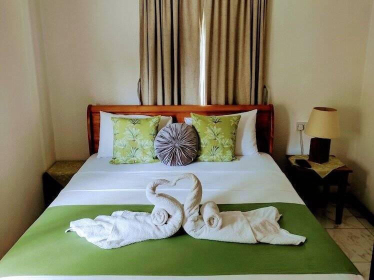 اتاق ساده سه‌ نفره, Lucy's Guesthouse