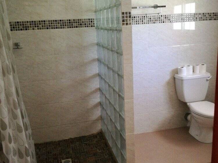 اتاق ساده سه‌ نفره, Lucy's Guesthouse