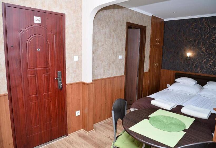 استودیوی استاندارد, Média Panzió és Apartmanház