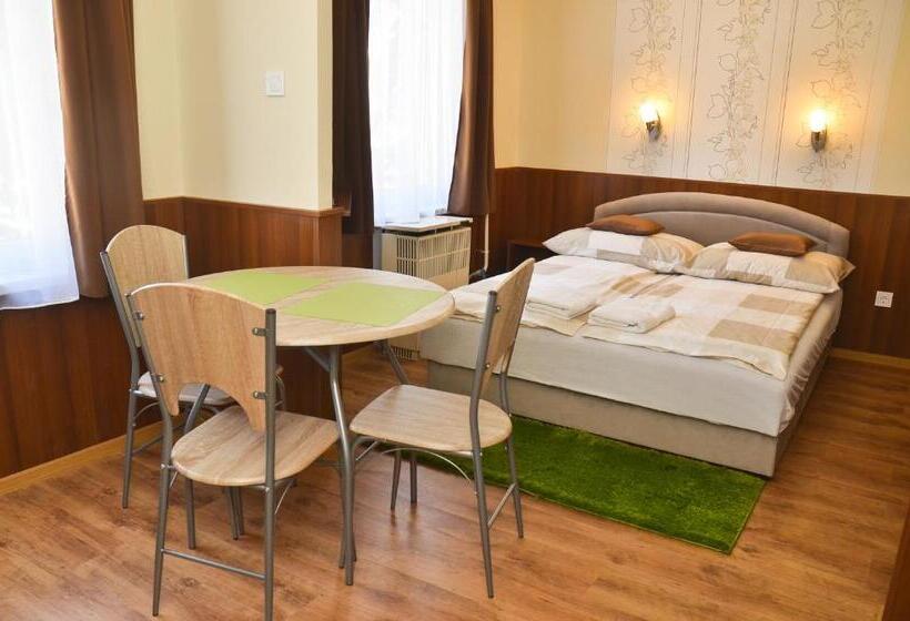 استودیوی استاندارد, Média Panzió és Apartmanház