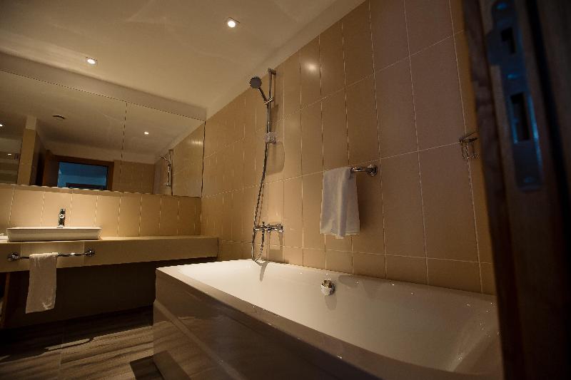 キングサイズベッドのスイートルーム, Holiday Inn   Aktau   Seaside, An Ihg