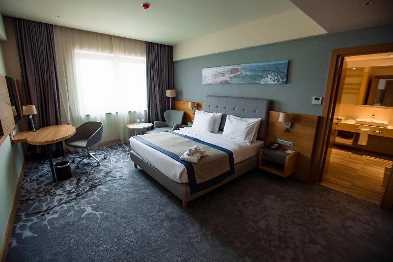 キングサイズベッドのスイートルーム, Holiday Inn   Aktau   Seaside, An Ihg