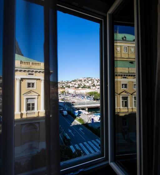 استودیوی لوکس, Teatro Suite & Rooms