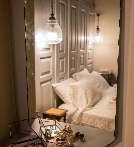 سوییت لوکس, Kyria Boutique House