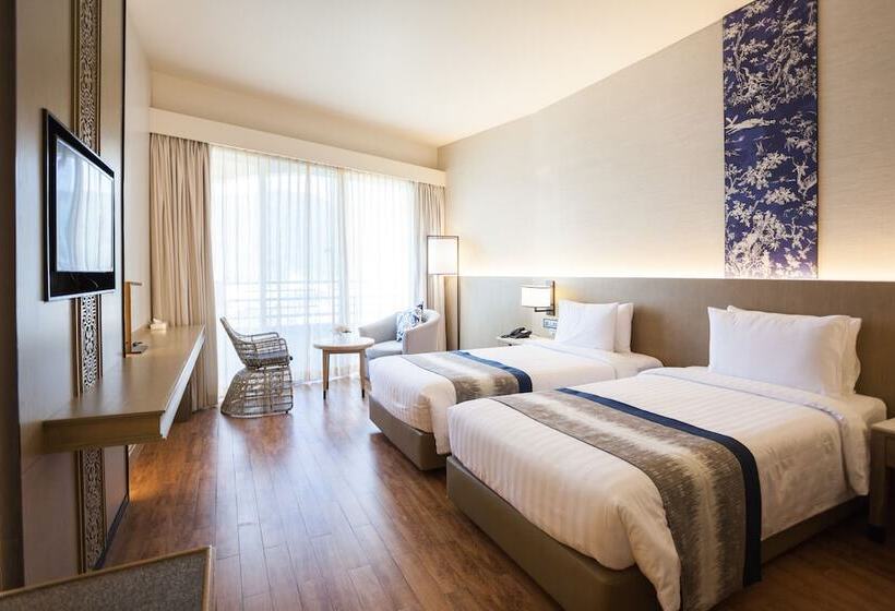 디럭스 트리플 룸, The Royal Paradise Hotel & Spa   Sha Extra Plus