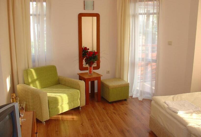 Quarto Standard Vista Mar Lateral com Sacada, Family Hotel Saint Nikola