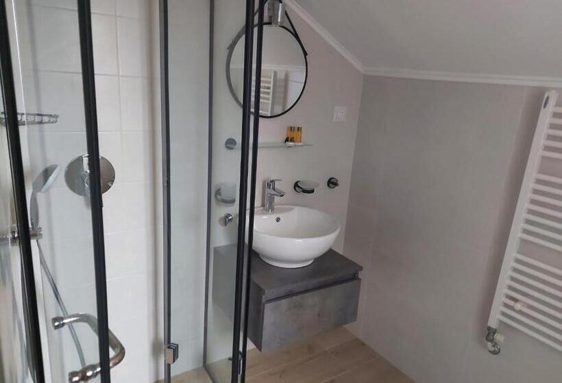 Quarto Standard Teto Inclinado, Family Hotel Saint Nikola