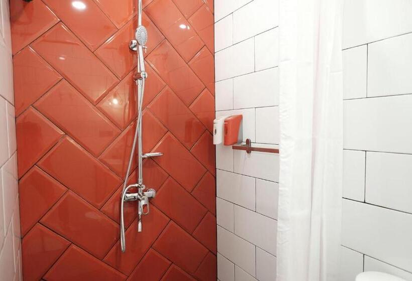 Номер Deluxe, Reddoorz Plus @ Thamrin