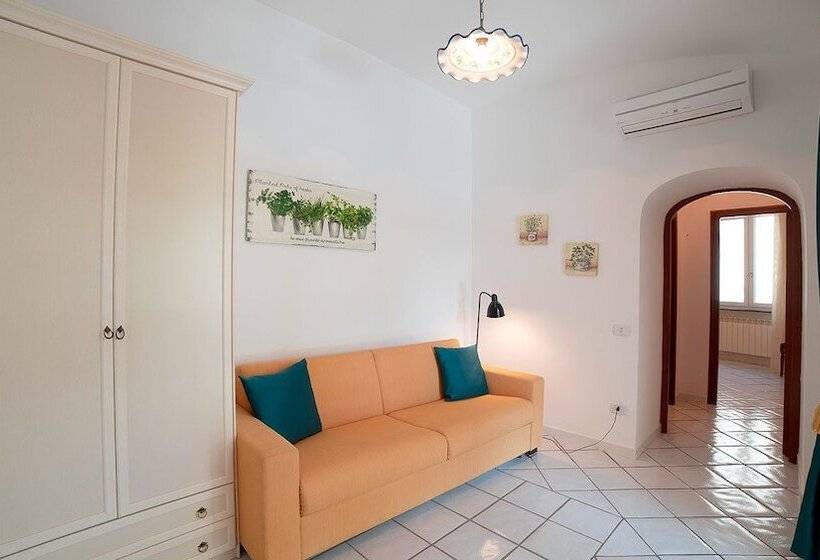 اتاق خانوادگی, Mimi B&b