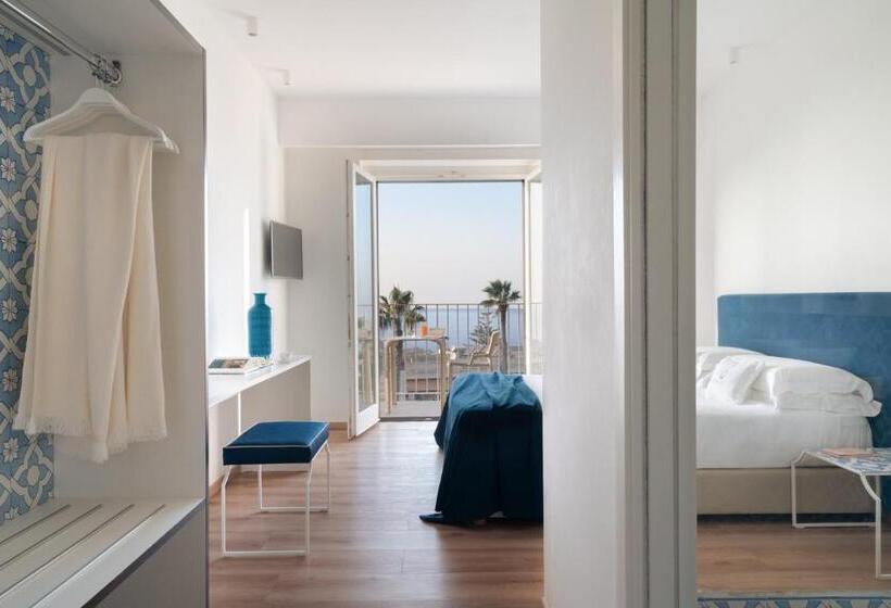 غرفة ديلوكس مطلّة علي البحر مزوَّدة بشُرفة, Domo 20 Hotel & Rooftop