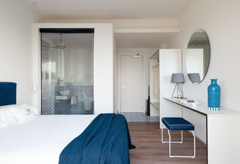 اتاق لوکس با بالکن و چشم‌انداز دریا, Domo 20 Hotel & Rooftop