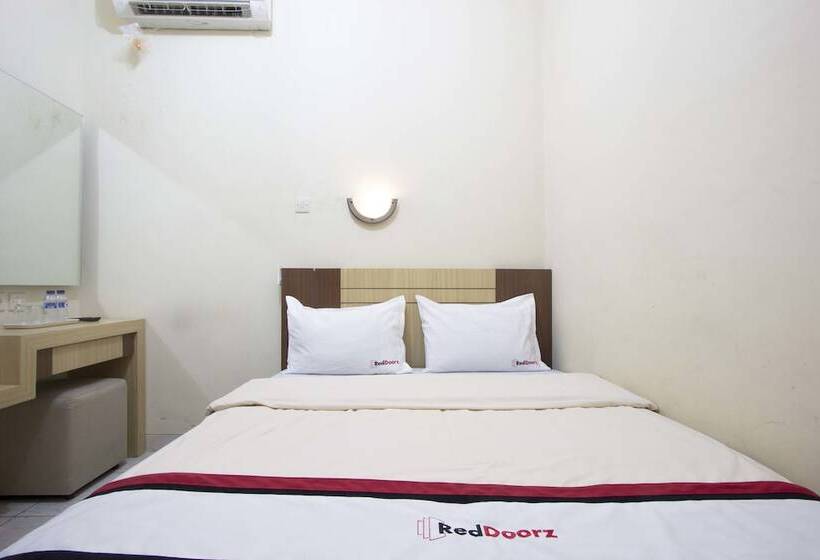 Номер Economy, Reddoorz Plus Near Stadion Mandala Krida
