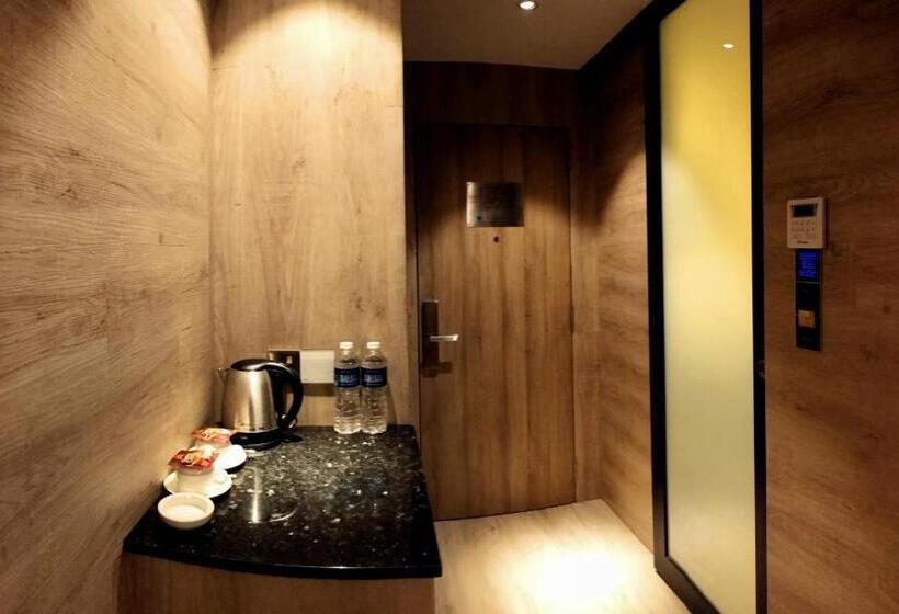 إستديو قياسى مزود بشرفة, Legend Boutique