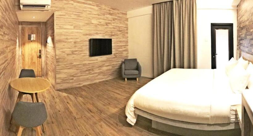 إستديو قياسى مزود بشرفة, Legend Boutique