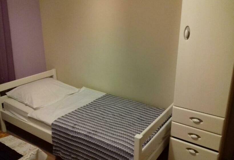 Quarto Estandar, Dom Gościnny Gerus