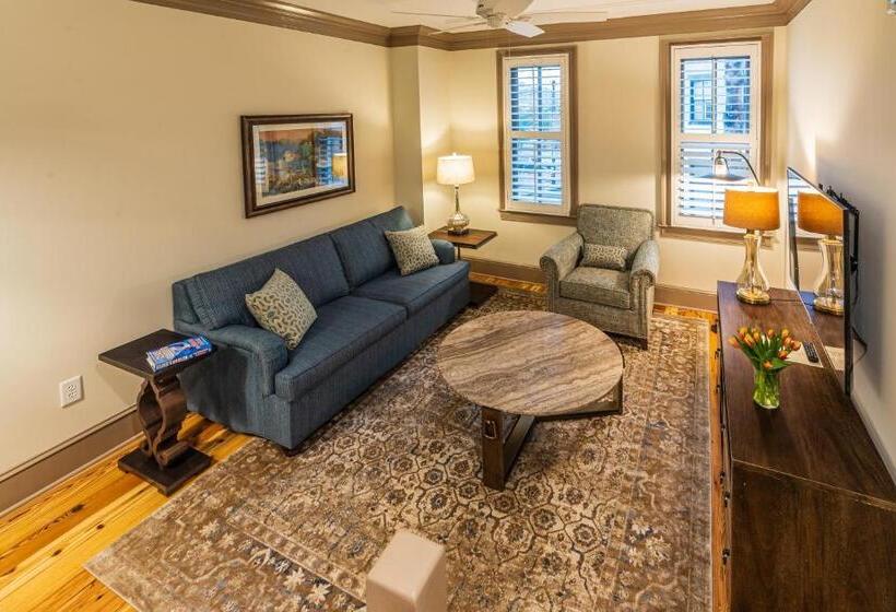 جناح, Andrew Pinckney Inn