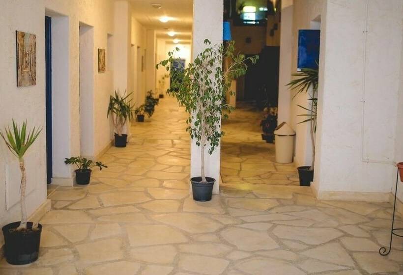 اتاق ساده سه‌ نفره, Ios Village