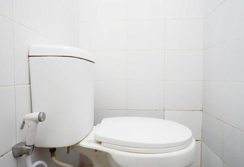 Номер Deluxe, Reddoorz Near Rsud Margono Purwokerto 3