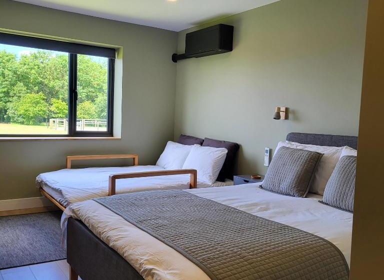 Quarto Familiar, Open Acres Accommodation And Airport Parking