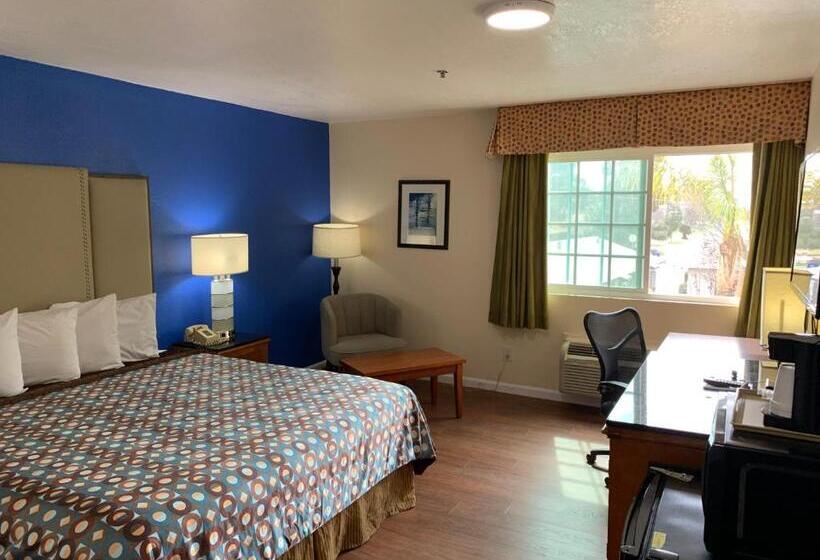 스탠다드 룸 킹사이즈 침대, California Inn And Suites Bakersfield