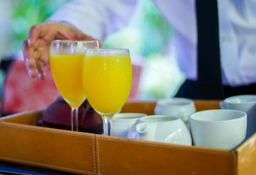 استودیوی لوکس, Airport Hotel Entebbe