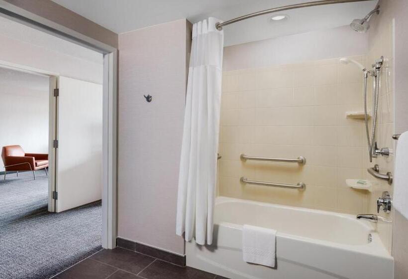 Люкс Executive Кровать Кинг, Courtyard Manchesterboston Regional Airport