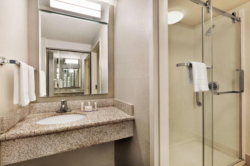 Номер Стандарт, Courtyard By Marriott Tulsa Central